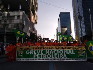 Milhares de petroleiros marcham no Rio, em greve contra as demissões e a privatização 