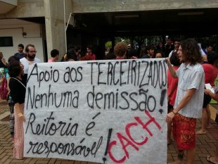 Estudantes saem em ato contra as demissões na UNICAMP