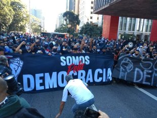Torcidas de times rivais se unificaram na Paulista em ato contra Bolsonaro