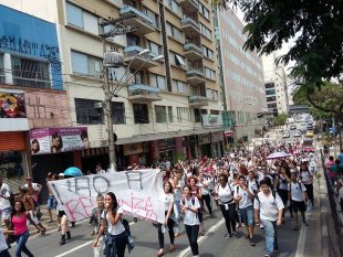Estudantes da E.E. Carlos Gomes de Campinas paralisam aulas e vão às ruas contra o fechamento escolar