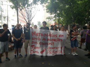 Video: Metroviários vão até o Fernão prestar solidariedade à ocupação 