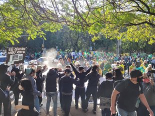 [VÍDEO] Bolsonaristas tentam agredir antifascistas em Porto Alegre