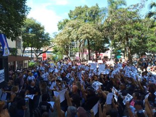 Servidores de Guarulhos lotam praça Getúlio Vargas no primeiro dia de de greve