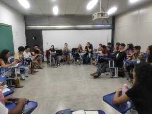 Mais de 20 estudantes da UnB debatem materialismo e dialética no jovem Marx