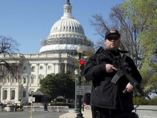 Homem armado é baleado e detido no centro de visitantes do Capitólio em Washington, EUA