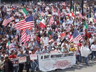 Para os latinos a saída contra Trump é votar nos democratas?