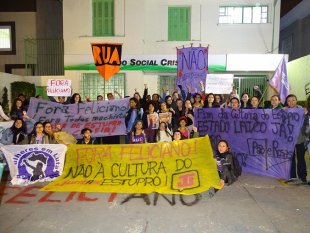 Dezenas de mulheres realizam escracho contra Feliciano 