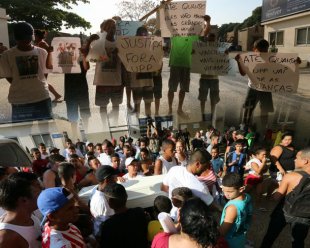 Polícia reprime manifestação de moradores após assassinato de menino no Caju
