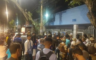 PM impede alunos de entrarem em ocupação contra fechamento de escola em Salvador-BA 