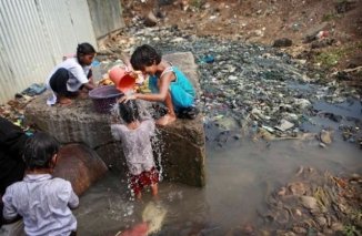 Falta de saneamento básico para metade da população é símbolo do desamparo social dos mais pobres no país