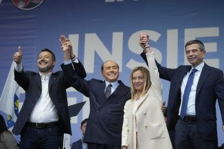 A extrema direita liderada pela admiradora de Mussolini, Giorgia Meloni, ganha as eleições