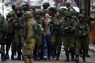 Israel mantém milhares de palestinos presos sem julgamento 