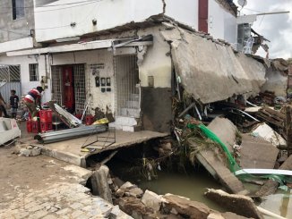 Enchentes em Caruaru cobre Raquel Lyra de lama da cabeças aos pés