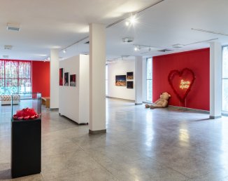 A artista Thatiana Cardoso golpeia o amor romântico em exposição na Pinacoteca de São Bernardo do Campo 