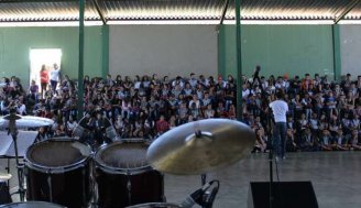 Rock nas escolas: Banda resgata estilo e leva ‘show de história' a estudantes