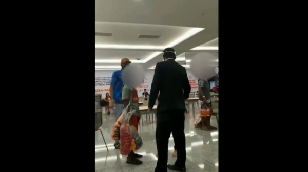 Segurança tenta expulsar dois meninos negros de shopping em BH e é impedido por clientes