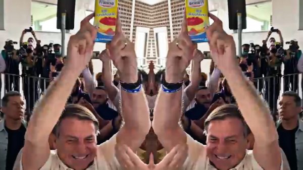 Bolsonaro provoca erguendo leite condensado como troféu em Cascavel-PR
