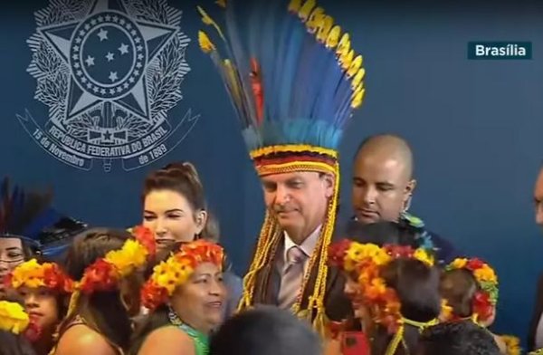 Afronta aos indígenas: de cocar, Bolsonaro discursa ao receber medalha indigenista