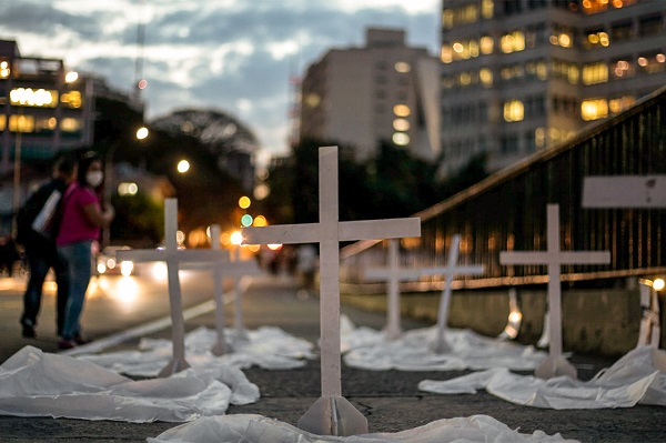 Morrem 1346 pessoas em 24h, pior dia em 4 semanas: Bolsonaro e governadores são responsáveis
