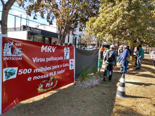 Trabalhadores em greve fazem ato em frente a MRV em Campinas