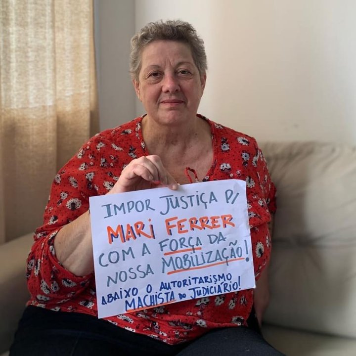 Lucia participando da campanha por justiça a Mari Ferrer 